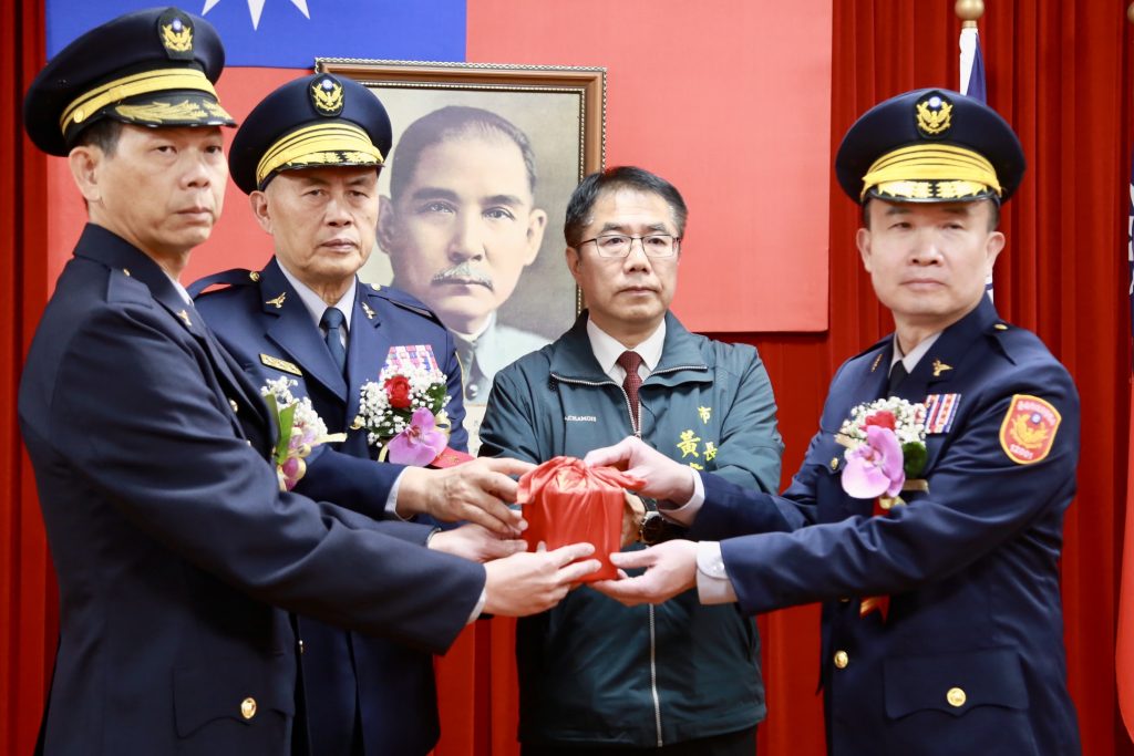 ▲台南市警察局卸任、新任分局長、大隊長、隊長聯合交接典禮 黃偉哲期勉共同守護大台南。〈圖/記者蔡宗武翻攝〉