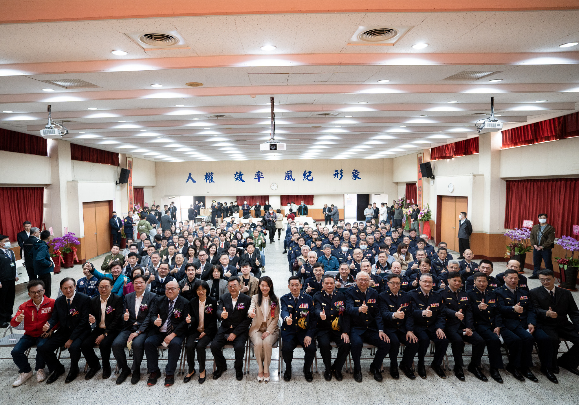 竹市警察局大禮堂卸新任局長交接典禮大合照。（圖/記者林照東翻攝）