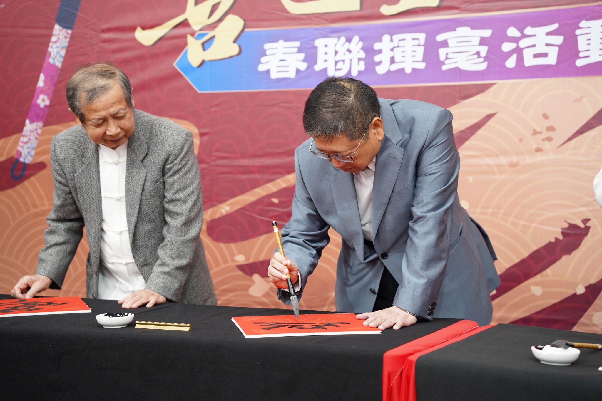 楊文科縣長親自現場揮毫。(圖/新竹縣政府提供)