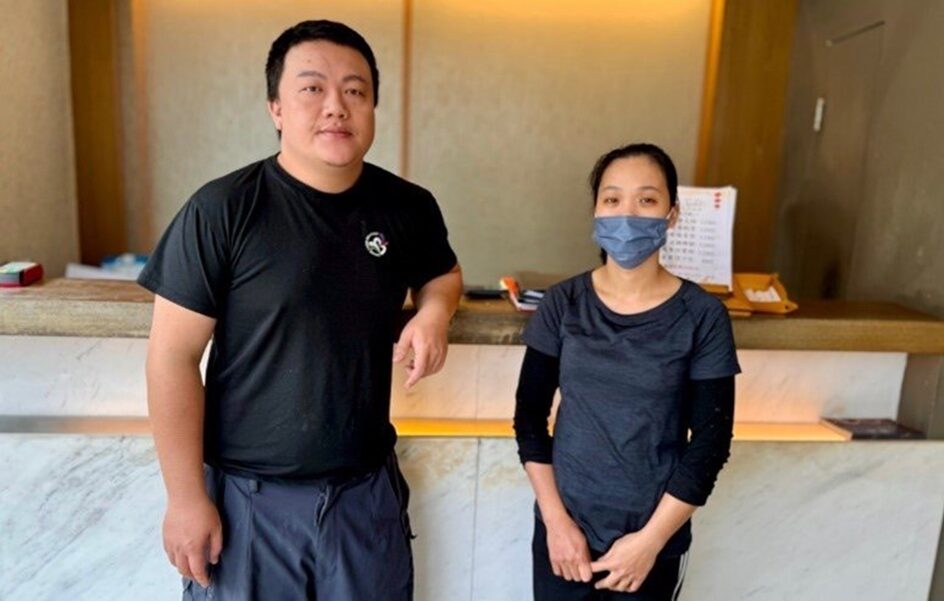 ▲新住民小莉(右1)與雇主合影。