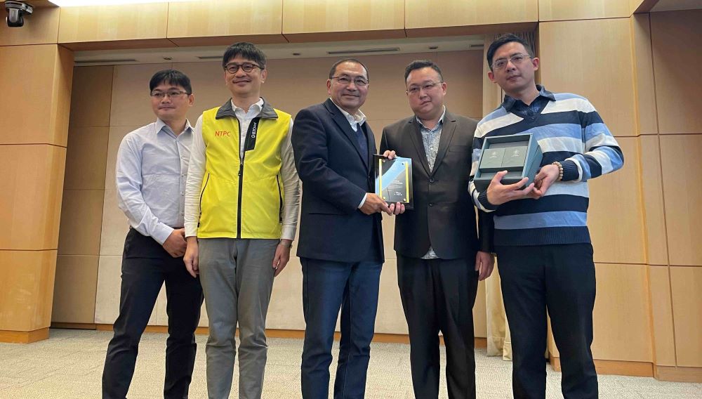 《圖說》新北市坪林區蘇冠軒(右2)獲日本「世界綠茶大賽」金賞獎，今日於市政會議獻獎新北市長侯友宜(中)肯定努力。〈農業局提供〉