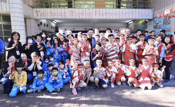 台中和平專案！  盧秀燕率隊前進和平國小 暖贈紅包學童笑開懷