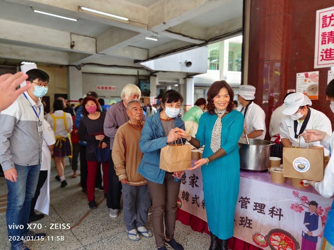 漾新聞|樹德家商「韓風送暖」 韓式料理與「拐仗舞」讓社區長輩暖心又暖胃