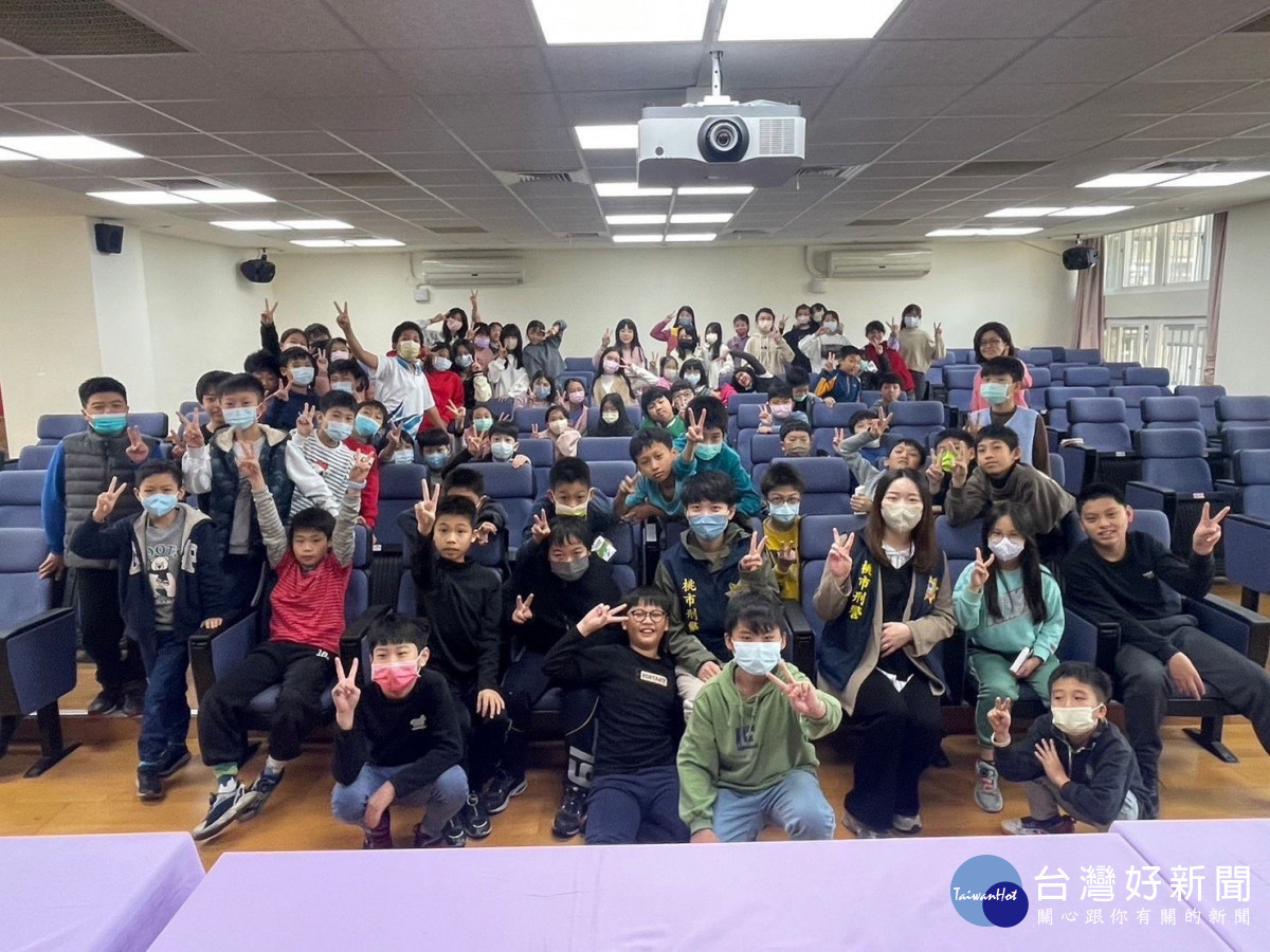平鎮警前往國小宣導,提升學生識詐、反詐能力。