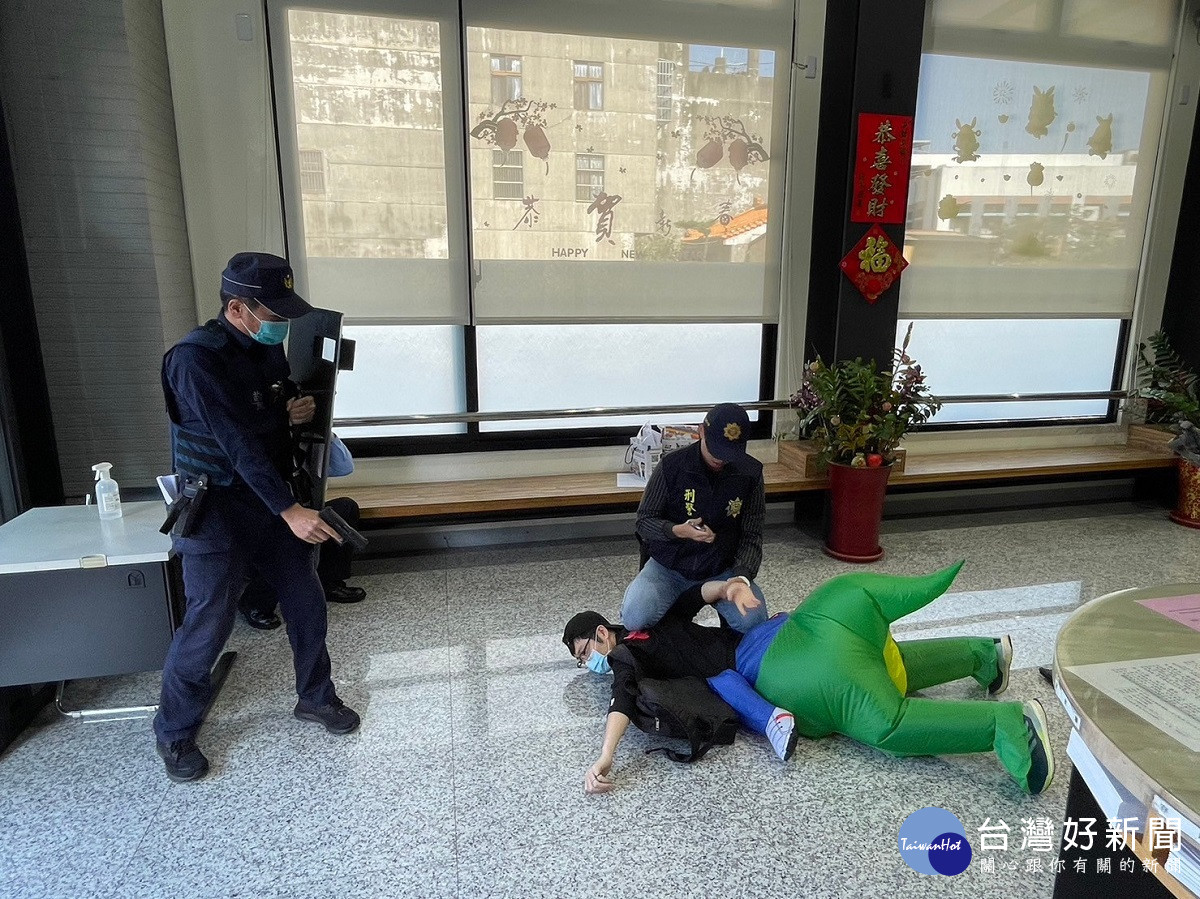 田中三信商銀竟有歹徒騎恐「龍」搶銀行? 原是警分局金融防搶攔截圍捕演練
