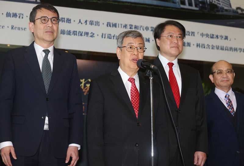 行政院長陳建仁(左2),右2為內政部長林右昌。中央社