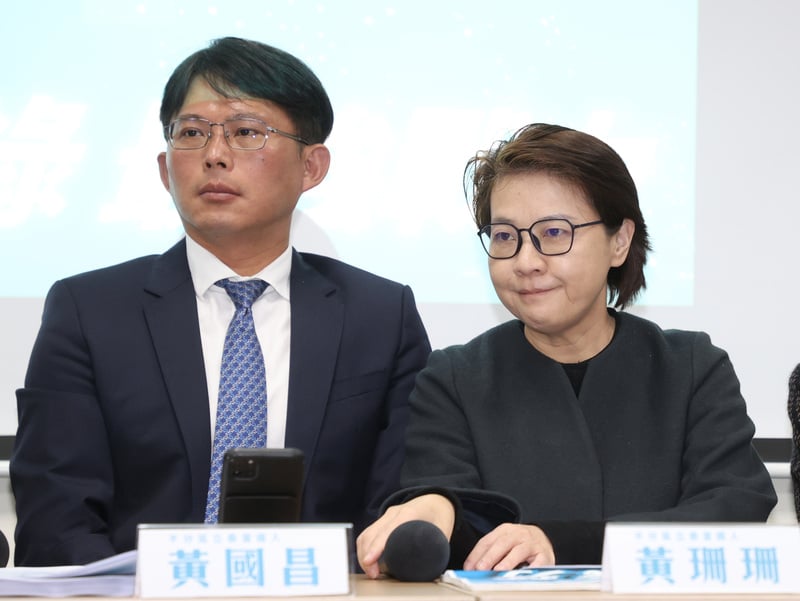 台灣民眾黨不分區立委當選人黃珊珊(右)、黃國昌(左)等人15日舉行記者會,要求有志於參選立法院正副院長人選回應訴求。中央社