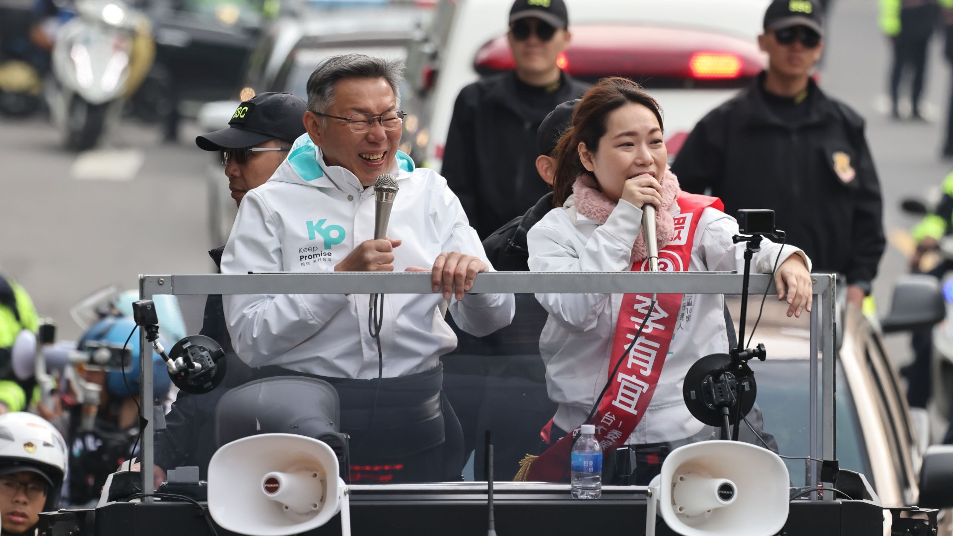 民眾黨主席柯文哲(左)擁有高人氣,他選前積極陪同同黨立委參選人李有宜在蘆洲掃街。林啟弘攝