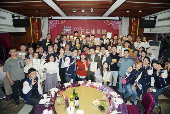 露天市集與PChome商店街攜手TOP1% 300店家共推「露天3C聯盟」！走出2023景氣低迷，業績成長20.9% ，2024主推「預購與蒐藏市場」，開發「等待電商」新市場