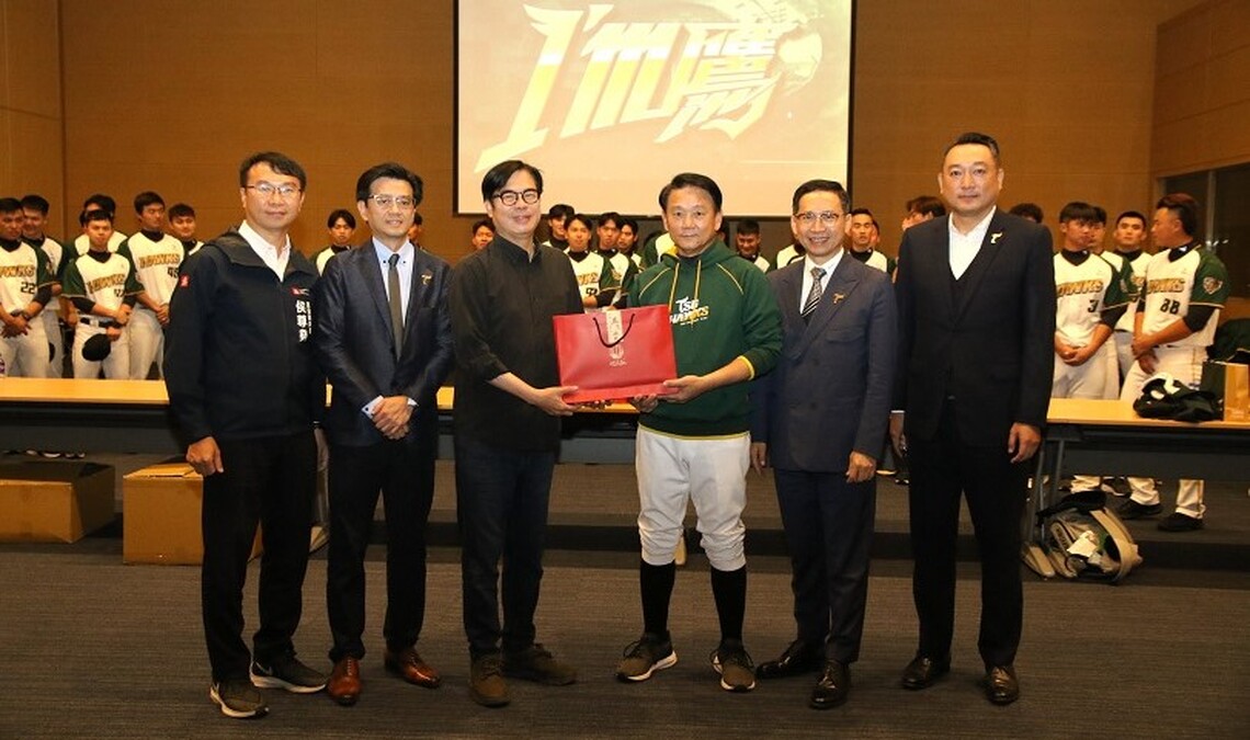 台鋼雄鷹「I'm IN! 飛向一軍」   市長陳其邁出席讚美夢成真 預祝旗開得勝