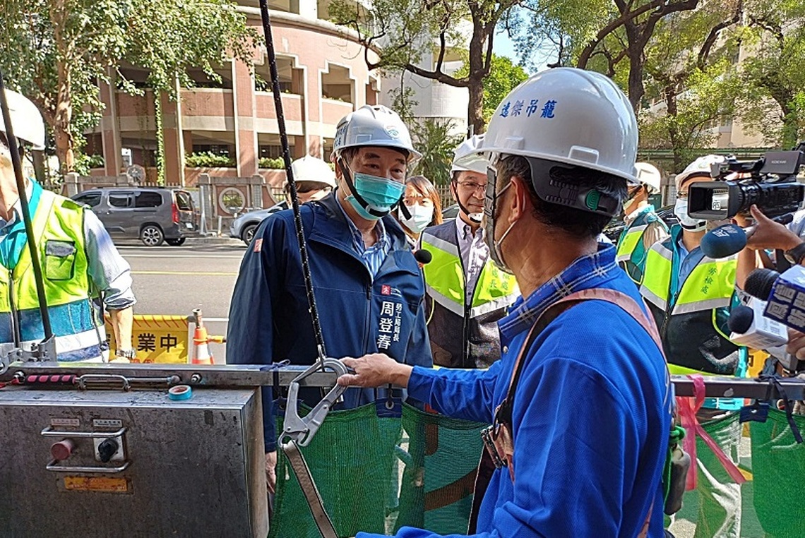 吊籠清洗外牆藏風險 高市勞長率隊促強化作業管制與安全檢點