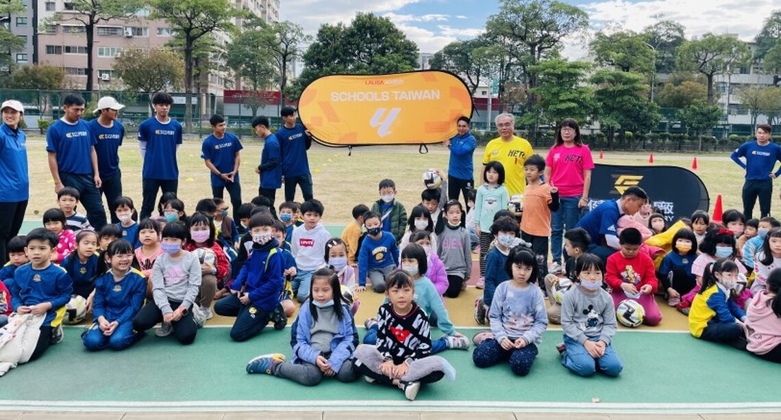高雄囝仔足球夢與國際接軌  西甲足球學校推廣列車首站開進河堤國小
