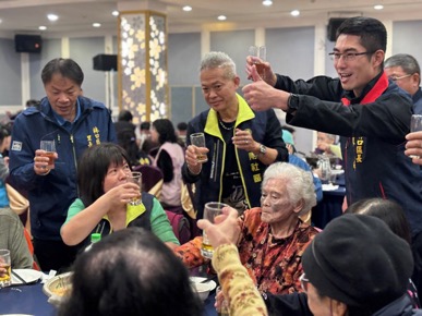 林口區弱勢獨老關懷圍爐　善心無名氏連續14年贈關懷小紅包