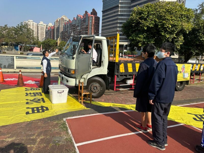 獅甲國中交通安全宣導  學生親身體驗大型車視野死角及內輪差實地體驗