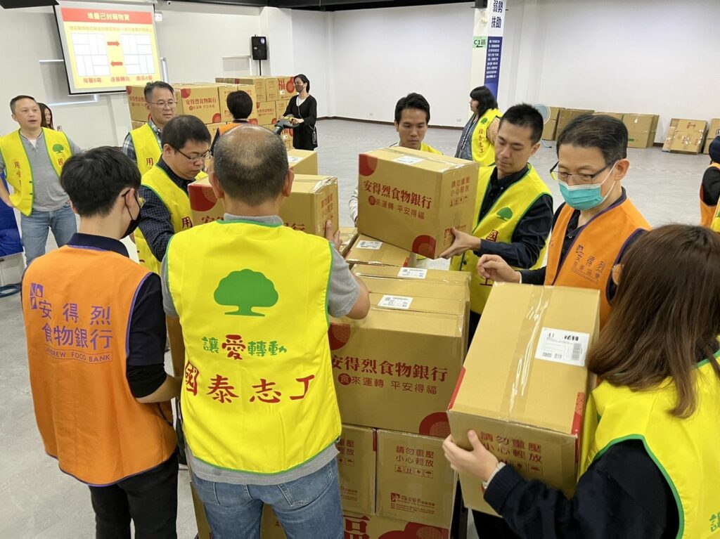 國泰人壽慈善基金會、神坊資訊、國泰金控和國泰人壽專招朝陽通訊處的同仁也特別到安得烈慈善協會