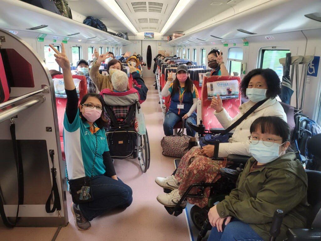 多扶假期總經理吳孟玲(左一)因深耕樂齡族、銀髮家庭及輪椅朋友的無障礙旅遊,榮獲交通