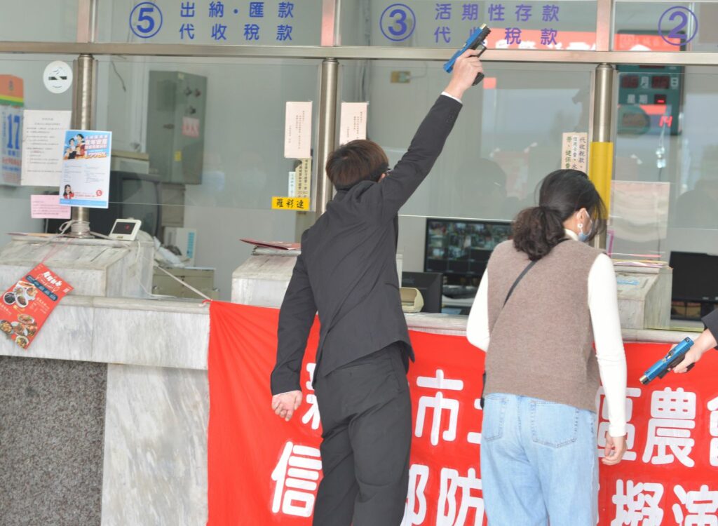 2名男警假扮星際戰警挾持人質進入農會並脅迫人質提領鉅額