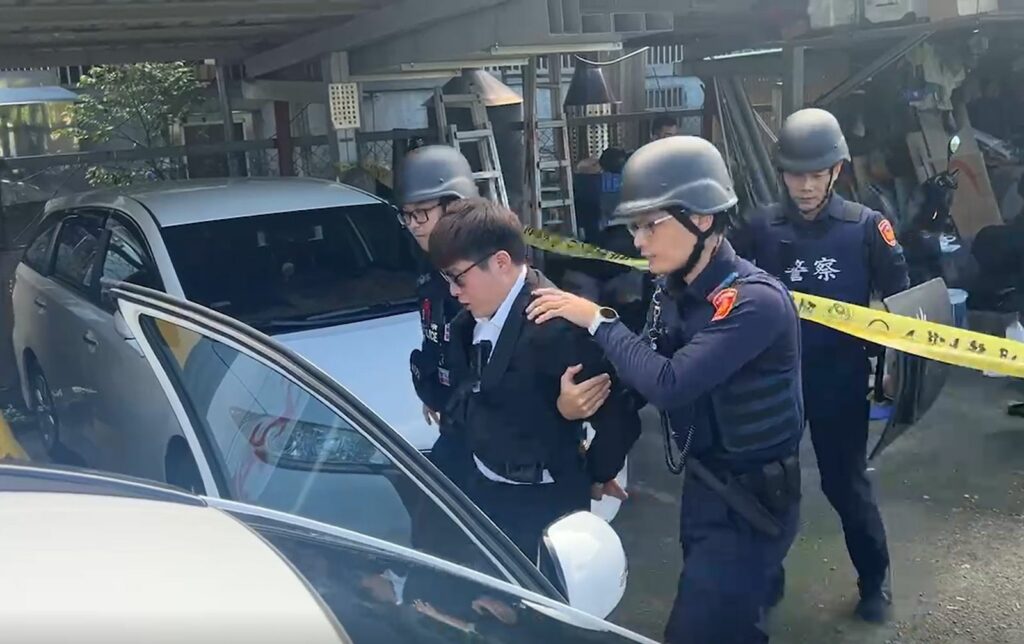 歹徒終於放棄抵抗棄械投降