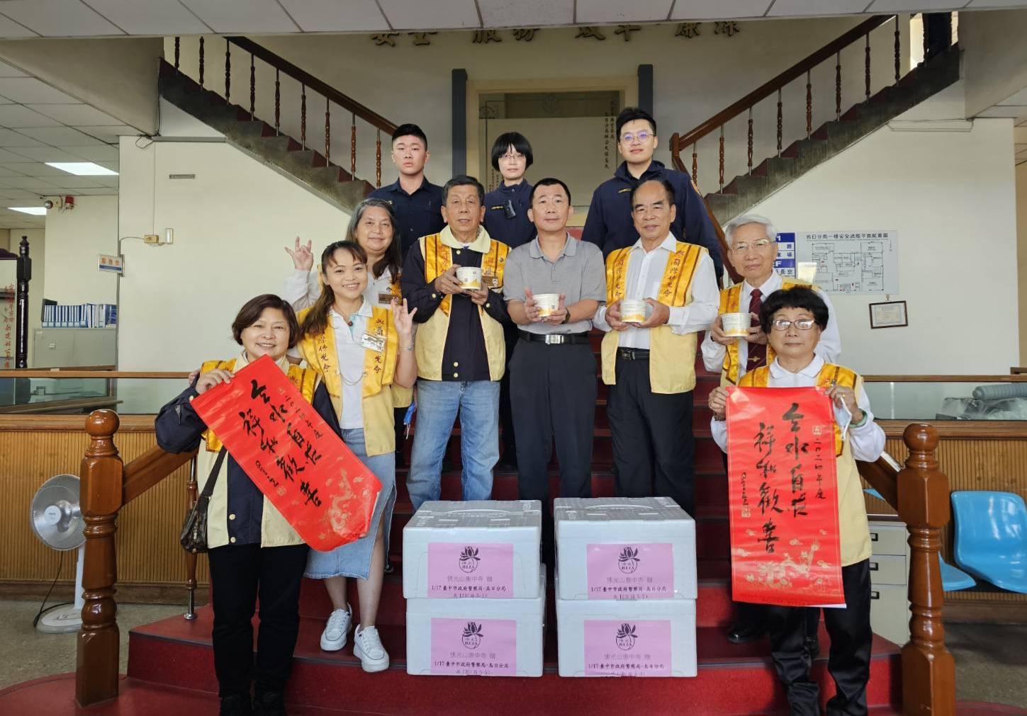 佛光山惠中寺烏日分會張惠敏會長率領督導送上臘八粥及星雲大師2024年墨寶，烏日分局副分局長廖劭晃代表接受這份佛光暖心贈禮。（圖/記者江雁武翻攝）