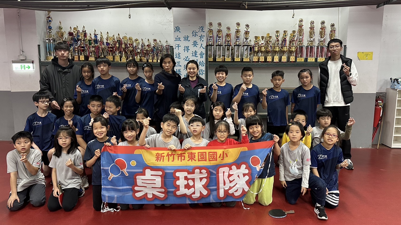 總統盃桌球賽竹市東園國小勇奪雙亞，教育處副處長張品珊到校勉勵。（圖/記者林照東翻攝）