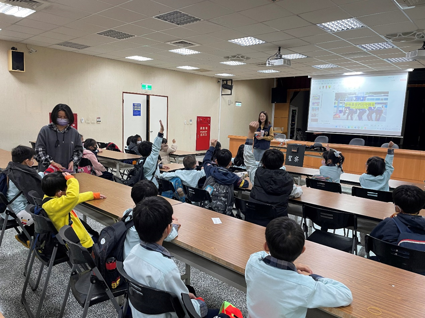 國小學童戶外教學參訪三重警分局，體驗「波麗士的日常」。(記者宋紹誠翻攝)