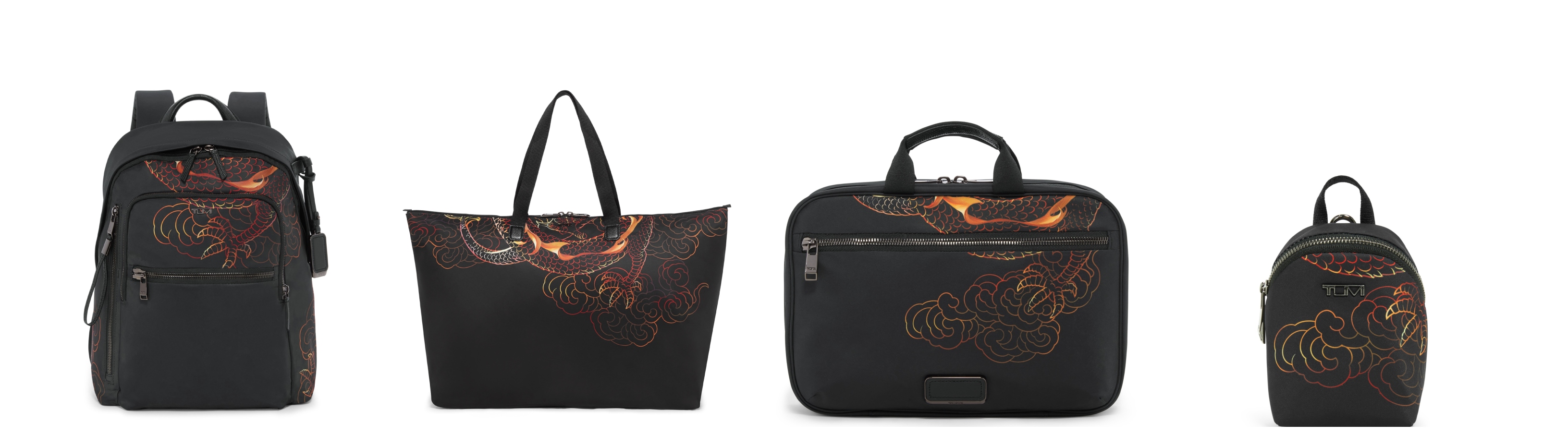 （由左至右）：Voyageur 龍紋Halsey背囊、Voyageur 龍紋Just In Case® 托特包、Voyageur 龍紋Madeline 化妝袋和 Voyageur 龍紋收納袋