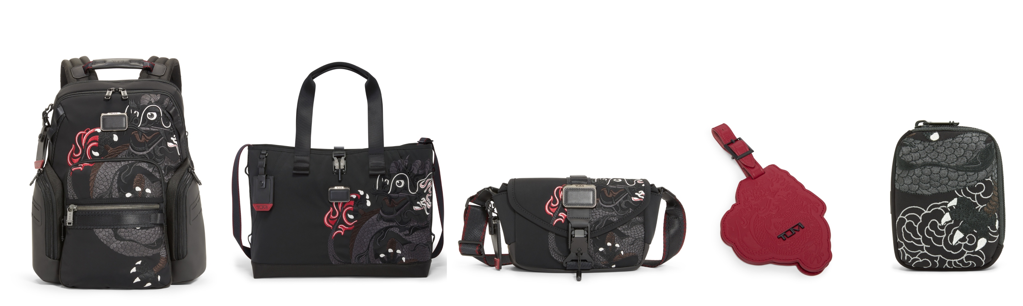 （由左至右）： Alpha Bravo 龍紋Navigation 背囊、Alpha Bravo 龍紋Retreat托特包、Alpha Bravo 龍紋Compass 斜揹袋、TUMI+ 龍紋行李牌和 TUMI+ 龍紋配件包