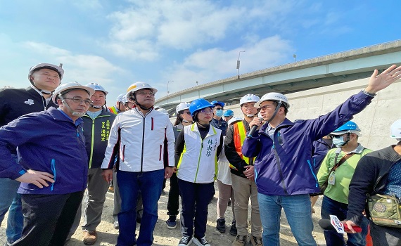侯友宜視察二重疏洪道左岸加高工程 預計114年完工