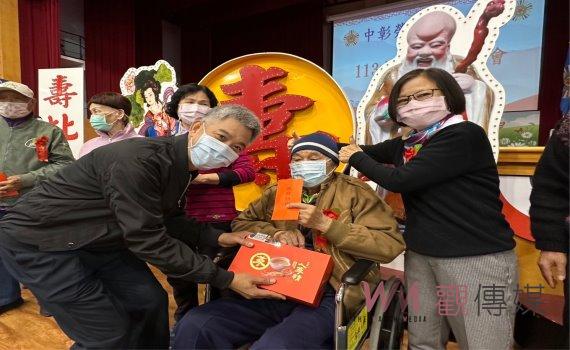 百歲榮家慶生會 中彰榮家熱鬧賓果樂開心 老者歡笑聲彌漫中正堂