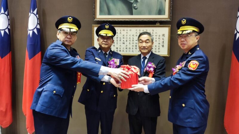 圖文:右一為新任保安警察大隊大隊長施永昭。