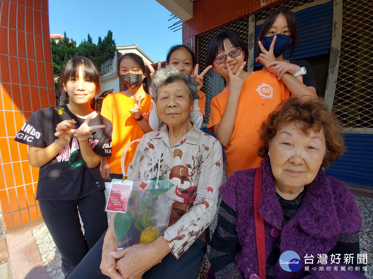 福德國小傳愛走進社區關懷獨居老人。圖／記者鄧富珍翻攝