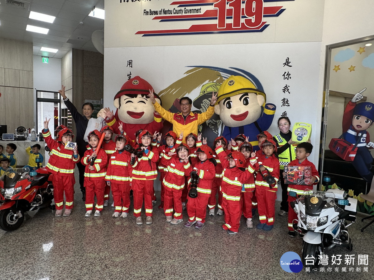 消防局邀幼兒園小朋友做消防體驗營。（記者扶小萍攝）