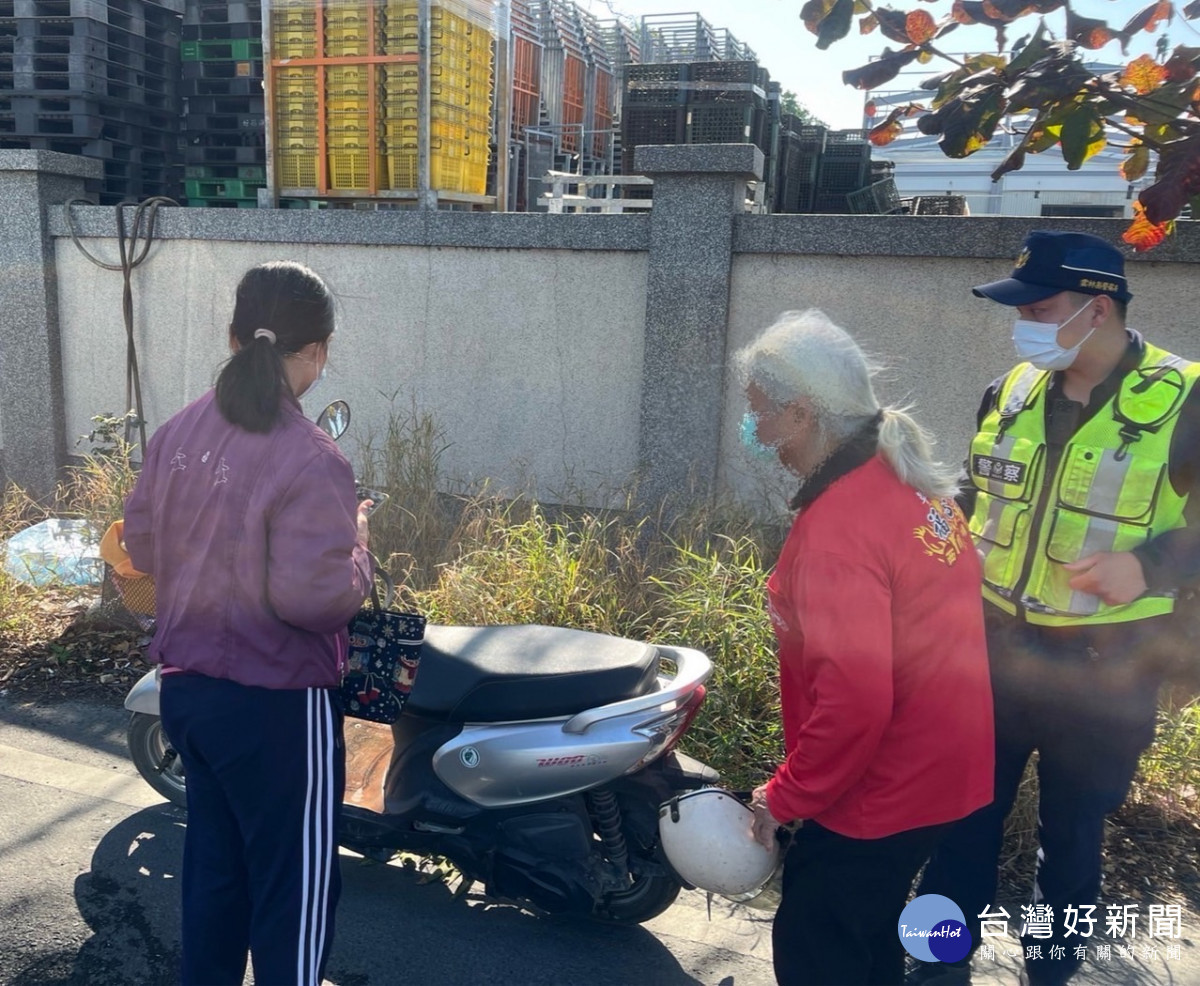 76歲失智黃姓老婦誤牽機車，警方協助歸還原主，並護送黃婦平安返家／警方提供