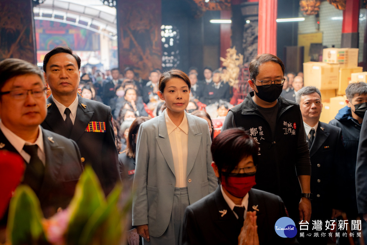 市長高虹安率消防局長李世恭等一行,到新竹都城隍廟祈福。