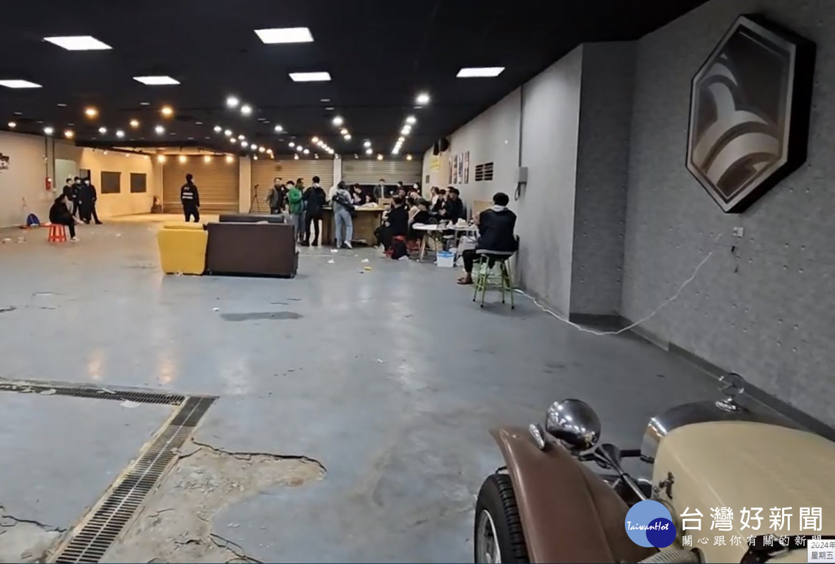 中古車行擺放古董車卻暗藏職賭場，桃警兩路包抄一舉逮獲36人。