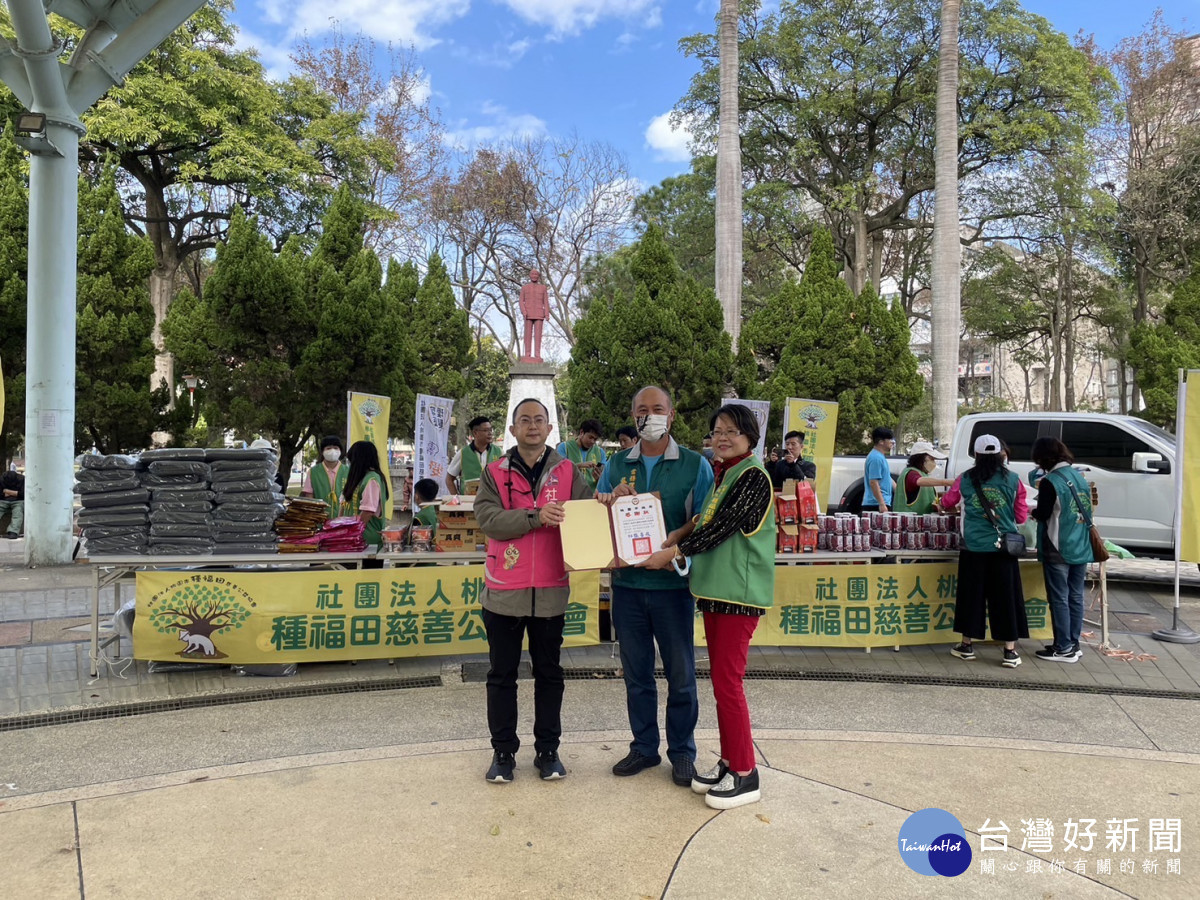 救助科代表致贈感謝狀予捐贈防寒物資之桃園市種福田慈善公益協會。