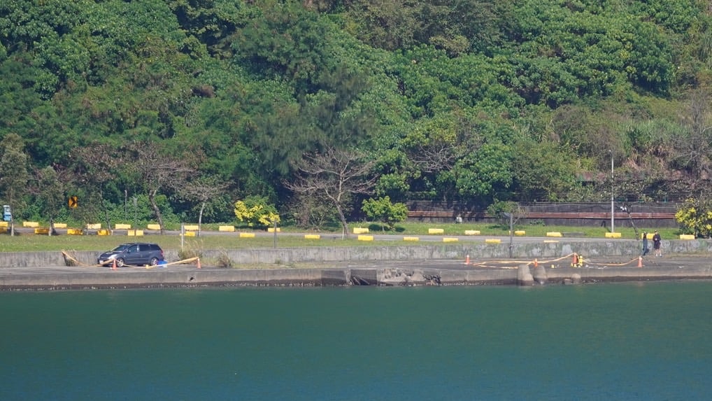 蘇澳軍港內發生溺斃意外,警方在岸邊現場拉起封鎖線。林泊志攝