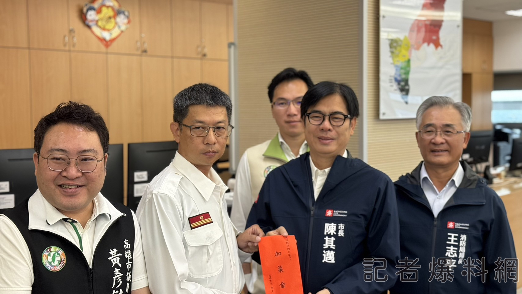 ▲陳其邁致贈加菜金給消防局勤務中心同仁。（圖／記者金東天攝）