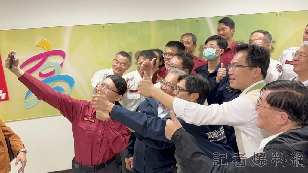 ▲現場玩起自拍，分隊長逗趣表示「要傳給阿嬤看」（圖／記者金東天攝）