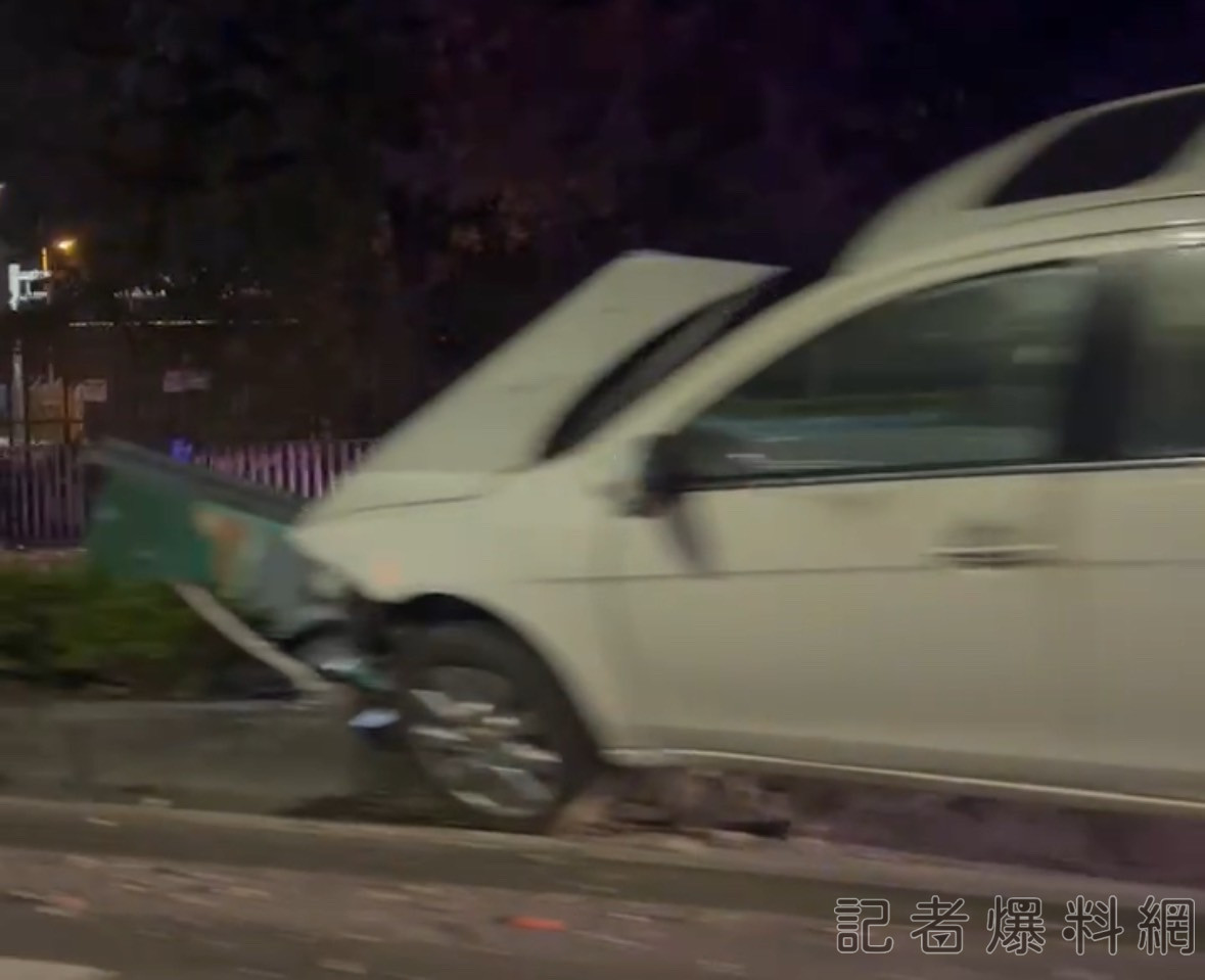 ▲高雄仁武高楠公路昨（19）日晚間發生一起自撞事故。（影／記者爆料網群友提供）