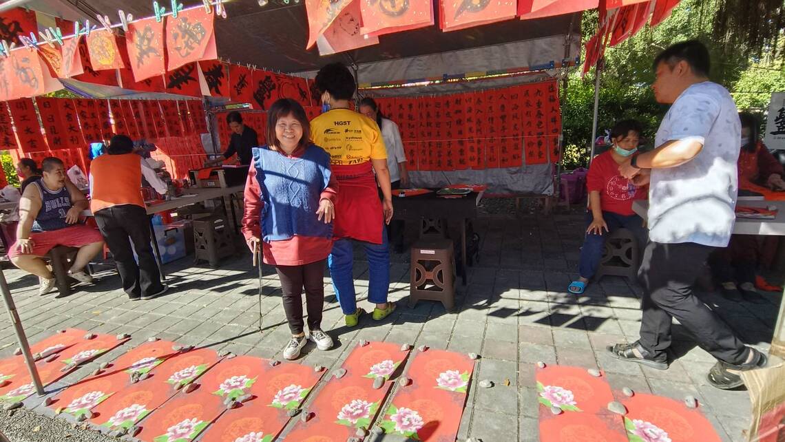 羅騰園義賣春聯,蔣月惠坐鎮指揮 - 屏東奇人 弱勢代言