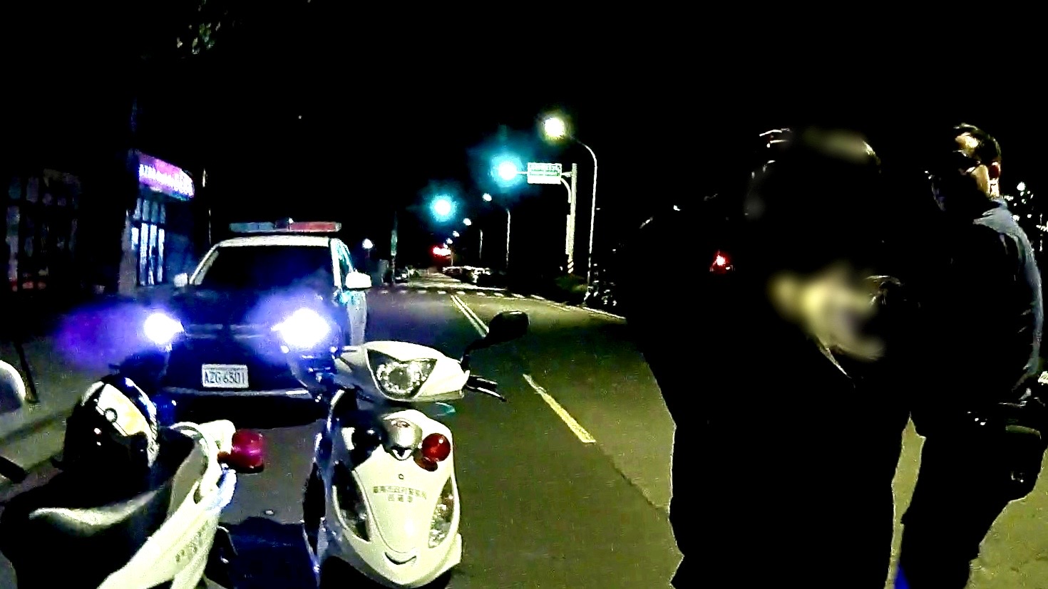 ▲南市警第四分局育平派出所,17日凌晨巡邏時,發現一台自小客車違規停車。盤查發現女駕駛身上飄散毒品氣味,手部亦有疑似毒品白色粉末。(圖/記者陳彥霖翻攝)