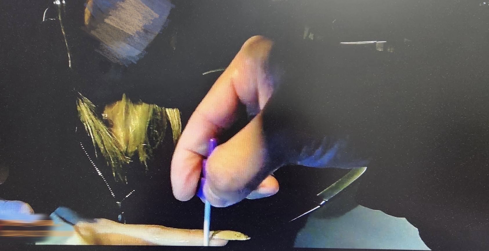 ▲警方當場以棉花棒採驗黃女手部，呈現三級毒品陽性反應。（圖／記者陳彥霖翻攝）