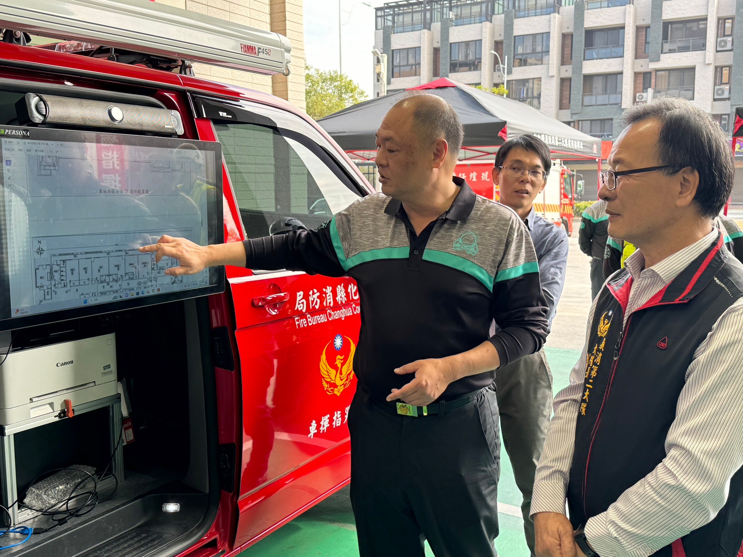 ▲聖豐國際實業公司捐贈一輛多功能行動指揮車給予彰化縣消防局第二大隊，這輛別具特色的「變形金剛行動幕僚指揮車」提升災害現場指揮效能。（記者張溎壕攝）