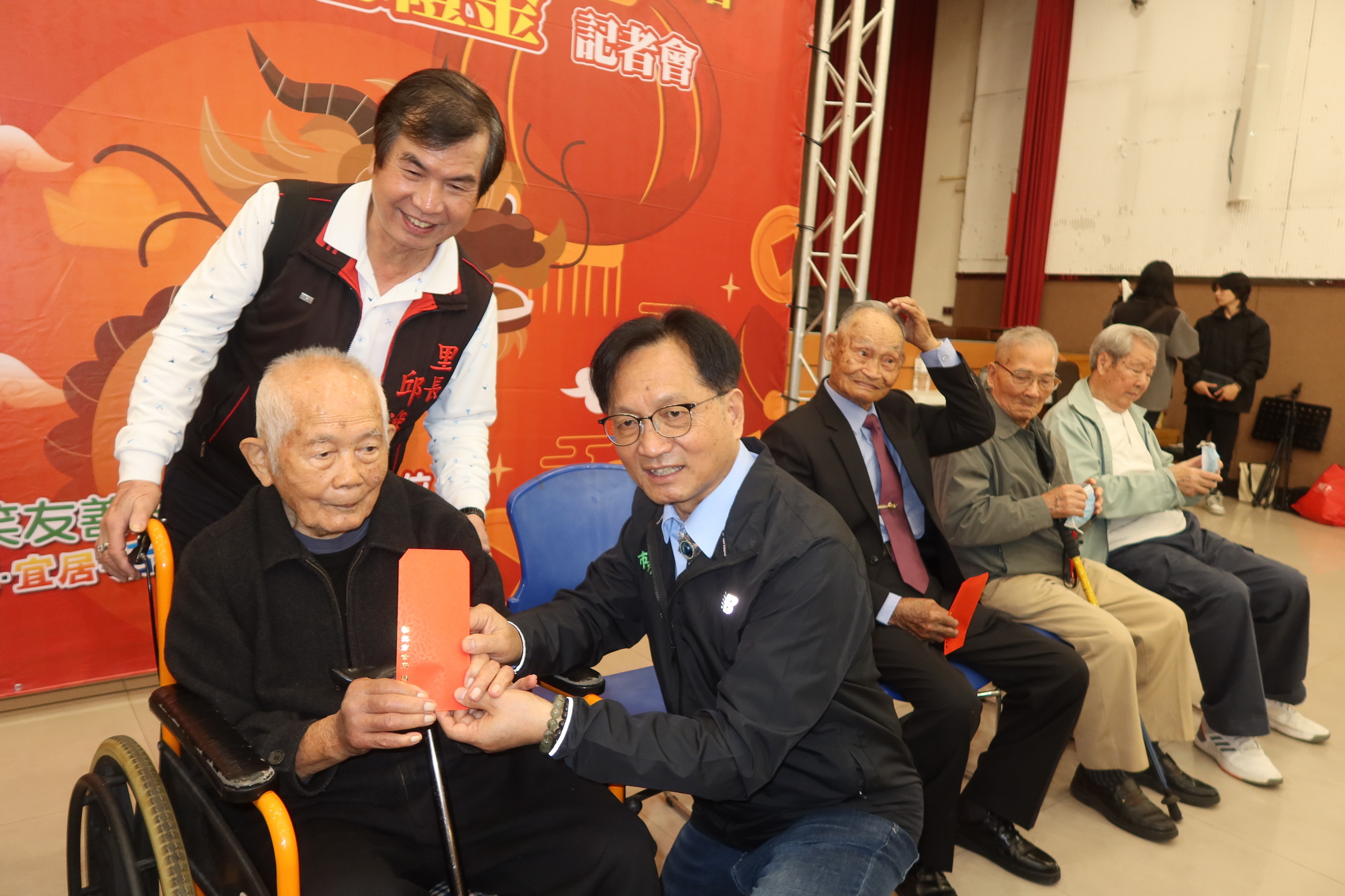 ▲彰化市公所將發放春節敬老禮金給設籍彰化市的70歲以長者，市長林世賢記者會上致贈春節紅包給103歲人瑞林文漢等長者。（記者張溎壕攝）