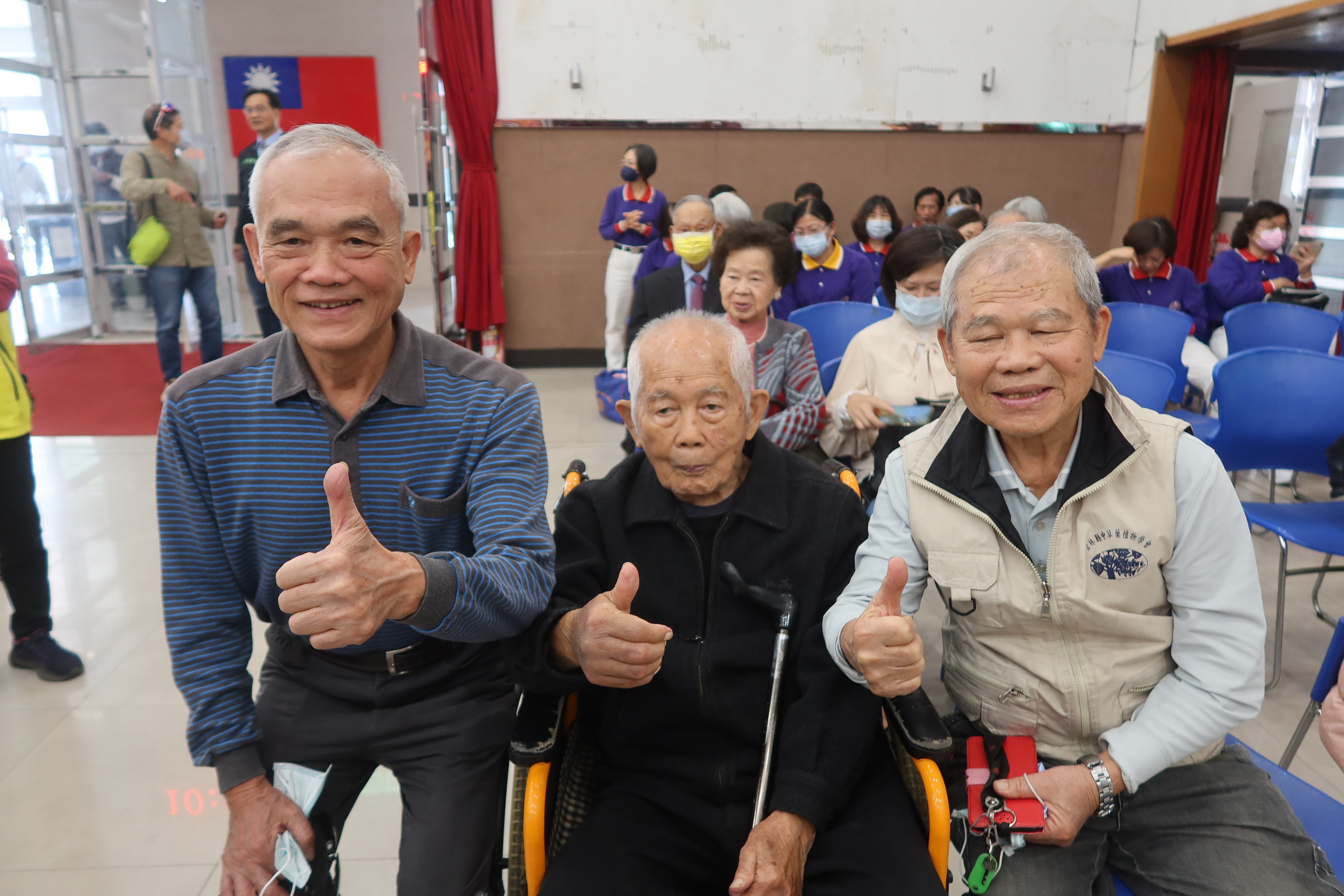 ▲彰化市公所將發放春節敬老禮金給設籍彰化市的70歲以長者，市長林世賢記者會上致贈春節紅包給103歲人瑞林文漢等長者。（記者張溎壕攝）