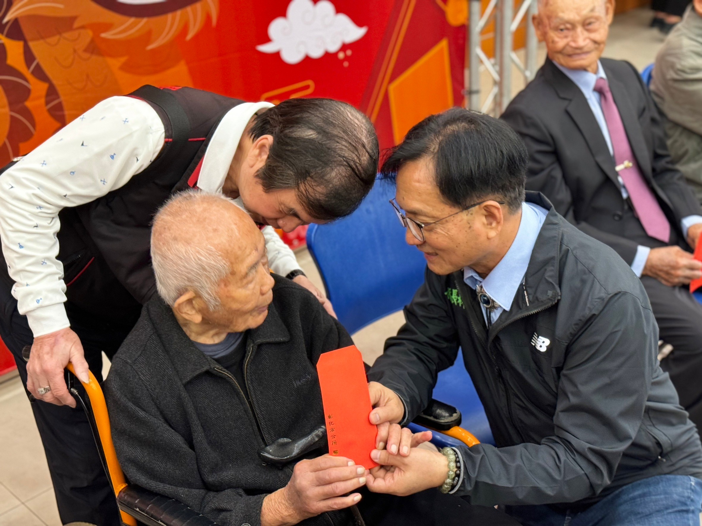 ▲彰化市公所將發放春節敬老禮金給設籍彰化市的70歲以長者，市長林世賢記者會上致贈春節紅包給103歲人瑞林文漢等長者。（記者張溎壕攝）