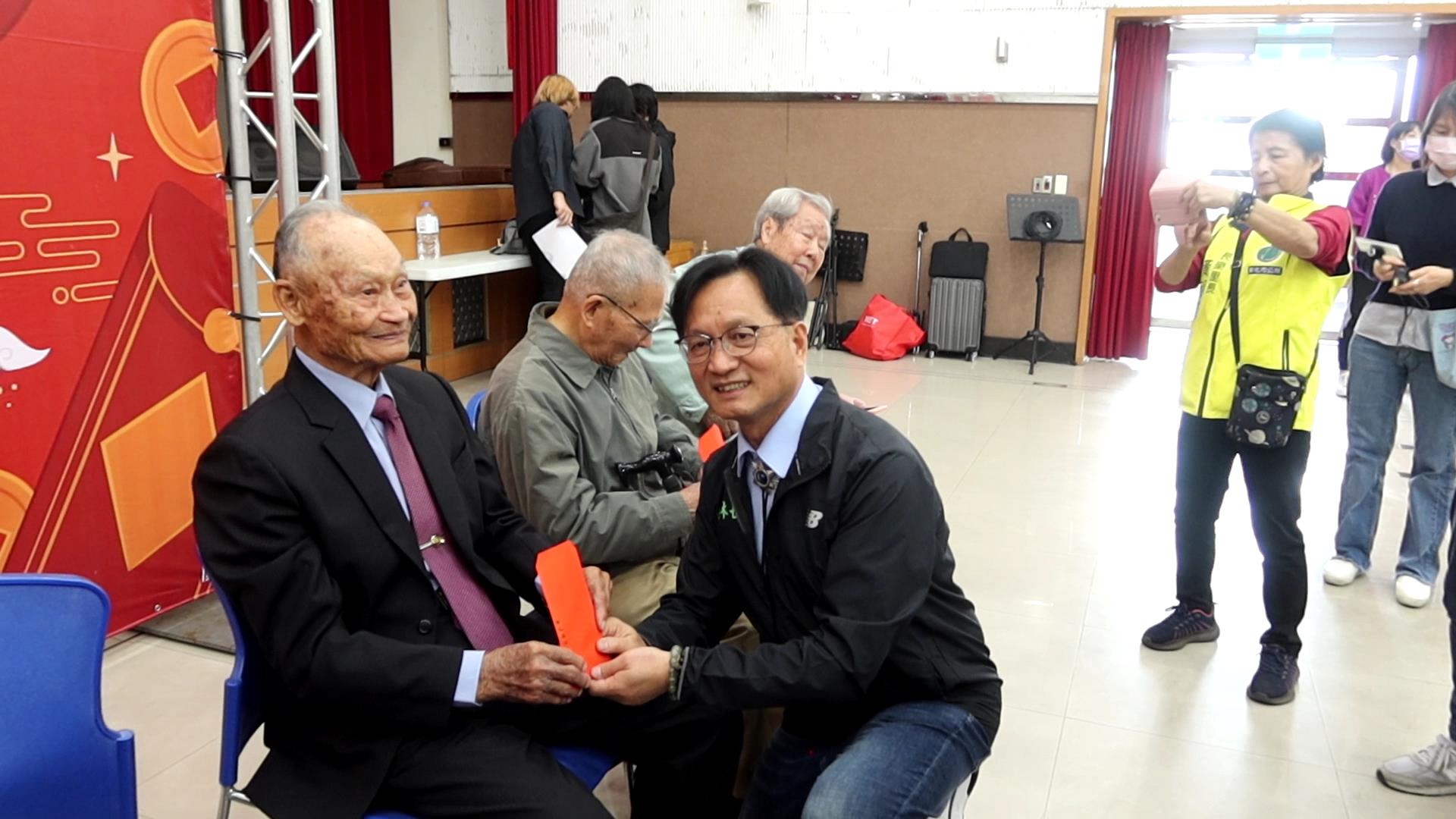 ▲彰化市公所將發放春節敬老禮金給設籍彰化市的70歲以長者，市長林世賢記者會上致贈春節紅包給103歲人瑞林文漢等長者。（記者張溎壕攝）