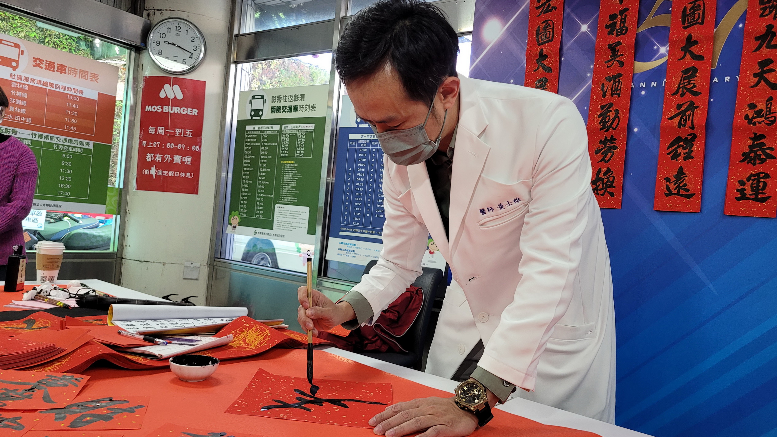 ▲迎接農曆新年，彰化秀傳醫院舉辦春聯揮毫送民眾活動，現場民眾爭相索取院長寫的春聯，冰冷的醫院增添更多的喜慶氣氛。（記者張溎壕攝）