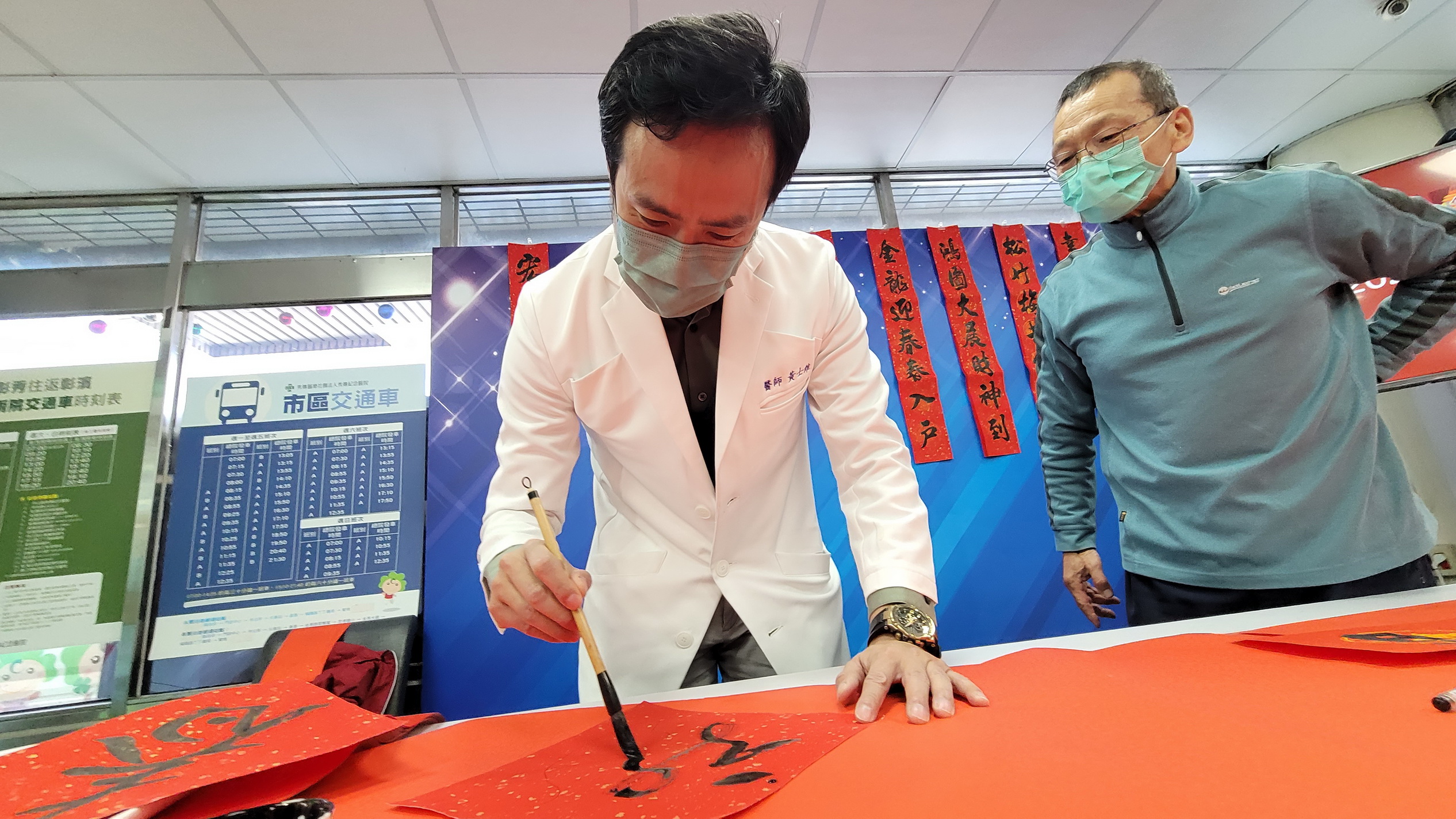 ▲迎接農曆新年，彰化秀傳醫院舉辦春聯揮毫送民眾活動，現場民眾爭相索取院長寫的春聯，冰冷的醫院增添更多的喜慶氣氛。（記者張溎壕攝）